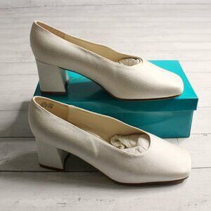 Colorful Creations Women's Size 10 EE Wide White Pumps Dyeable Satin Fabric